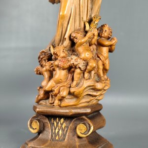 Dos Tallas Religiosas en Madera: Virgen con Niño y Otra con Querubines - imagen 5