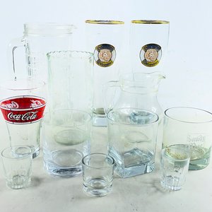 Lote de 12 Vasos y Jarras de Vidrio con Monogramas y Logos - imagen 3