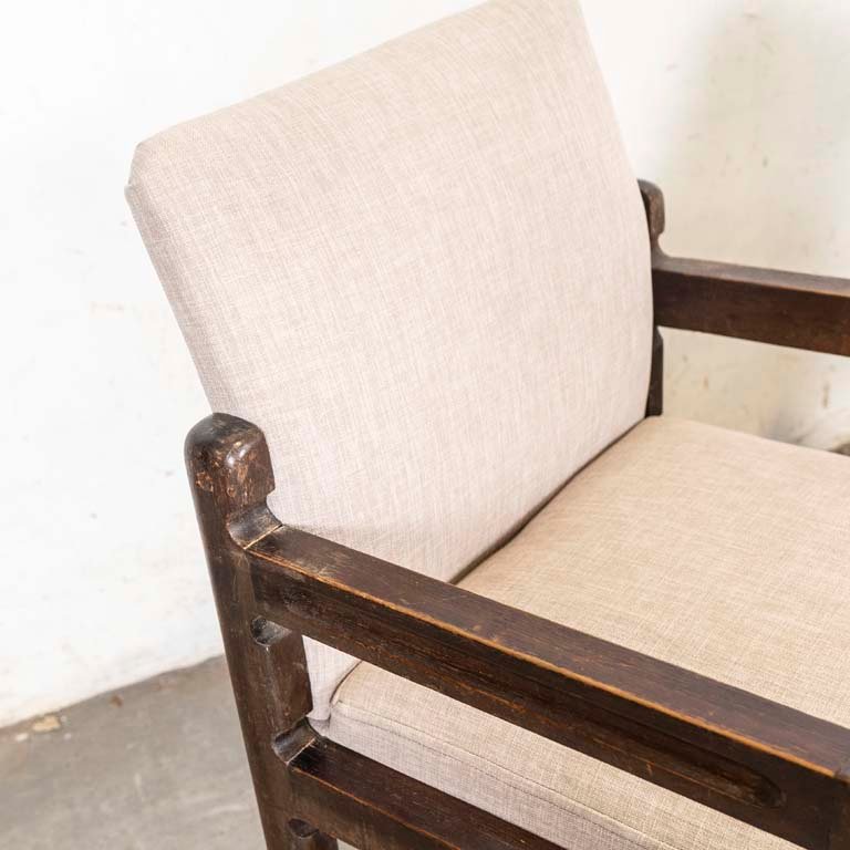 Sillas tapizadas en tela gris con detalles en madera - imagen 3