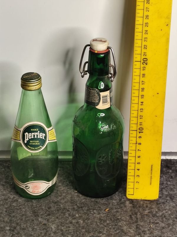 Dos Botellas Importadas Verdes Perrier y Grolsch con Tapas Originales