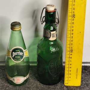 Lote siguiente: Dos Botellas Importadas Verdes Perrier y Grolsch con Tapas Originales