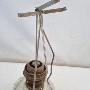 Antigua Lámpara de Aceite de Cristal Tallado con Estructura Metálica - imagen 4