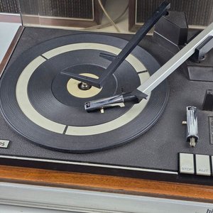 Equipo de Audio Philips: Radio y Tocadiscos Vintage con Parlantes - imagen 5