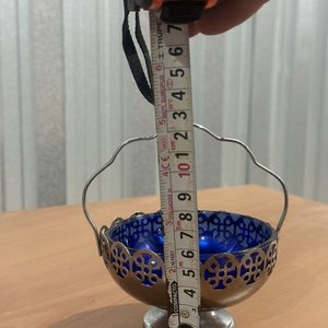 Lote de 3 piezas: Cuenco de metal y vidrio azul, florero de vidrio tallado y copeta de postre - imagen 4