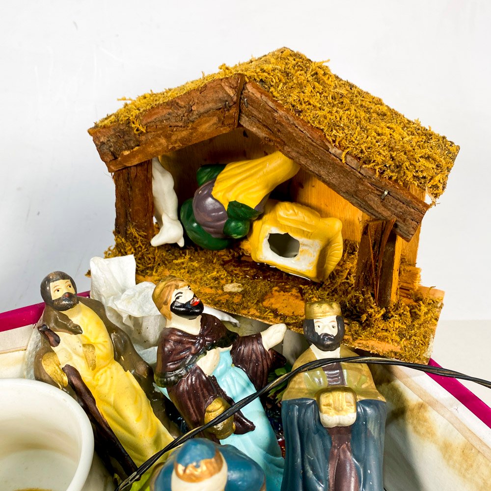 Lote de artículos varios con pesebre, adornos y termo - imagen 3