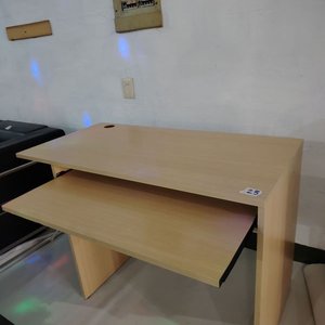 Lote anterior: Escritorio de madera clara con bandeja para teclado