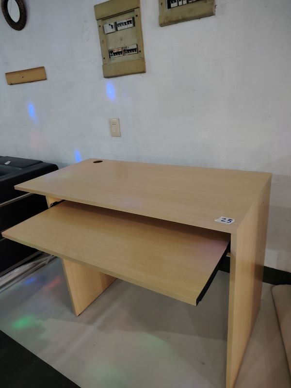 Escritorio de madera clara con bandeja para teclado