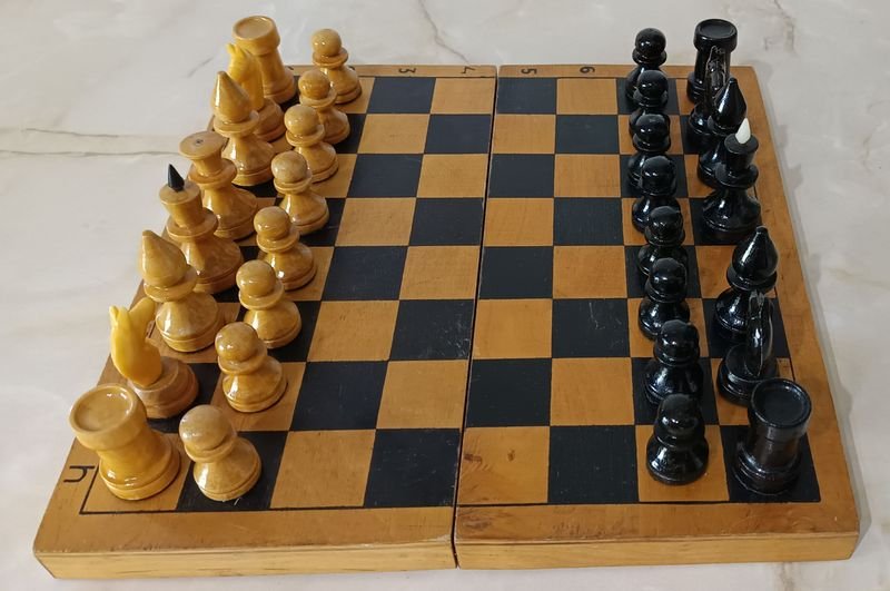 Lote anterior: Ajedrez de madera y acrílico con pieza faltante