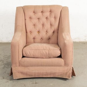 Lote siguiente: Sillón Rosa Tapizado Capitaneado con Almohadón