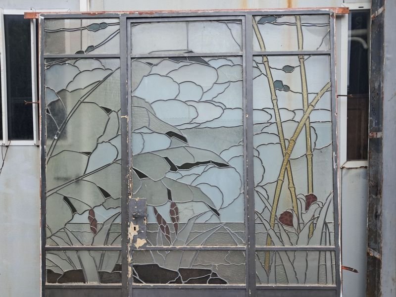 Puerta de hierro con vitrales en buen estado - imagen 3