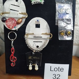 Lote siguiente: Lote de 7 Accesorios: Carvanas Peñarol y Nacional, Broche y Llavero