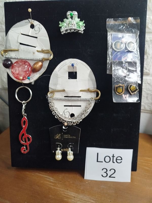 Lote de 7 Accesorios: Carvanas Peñarol y Nacional, Broche y Llavero