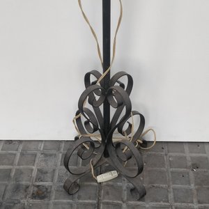 Lámpara de Pie Antigua de Hierro Forjado con Detalles Ornamentales - imagen 4