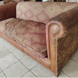 Antiguo Sofá de Cuero y Gobelino con Detalles Vintage - imagen 4