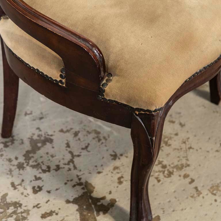 Butacas victorianas de tapicería beige con detalles de madera - imagen 2