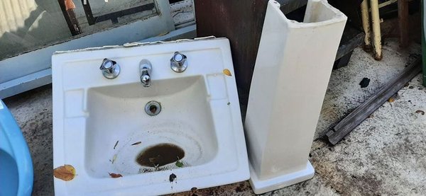 Palangana dañada con fregadero y tanque de inodoro - imagen 1