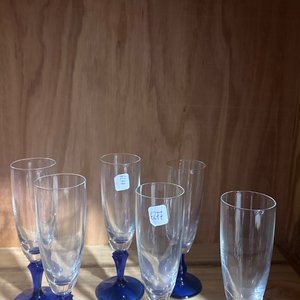 Lote siguiente: Juego de 6 Copas de Vidrio con Base Azul
