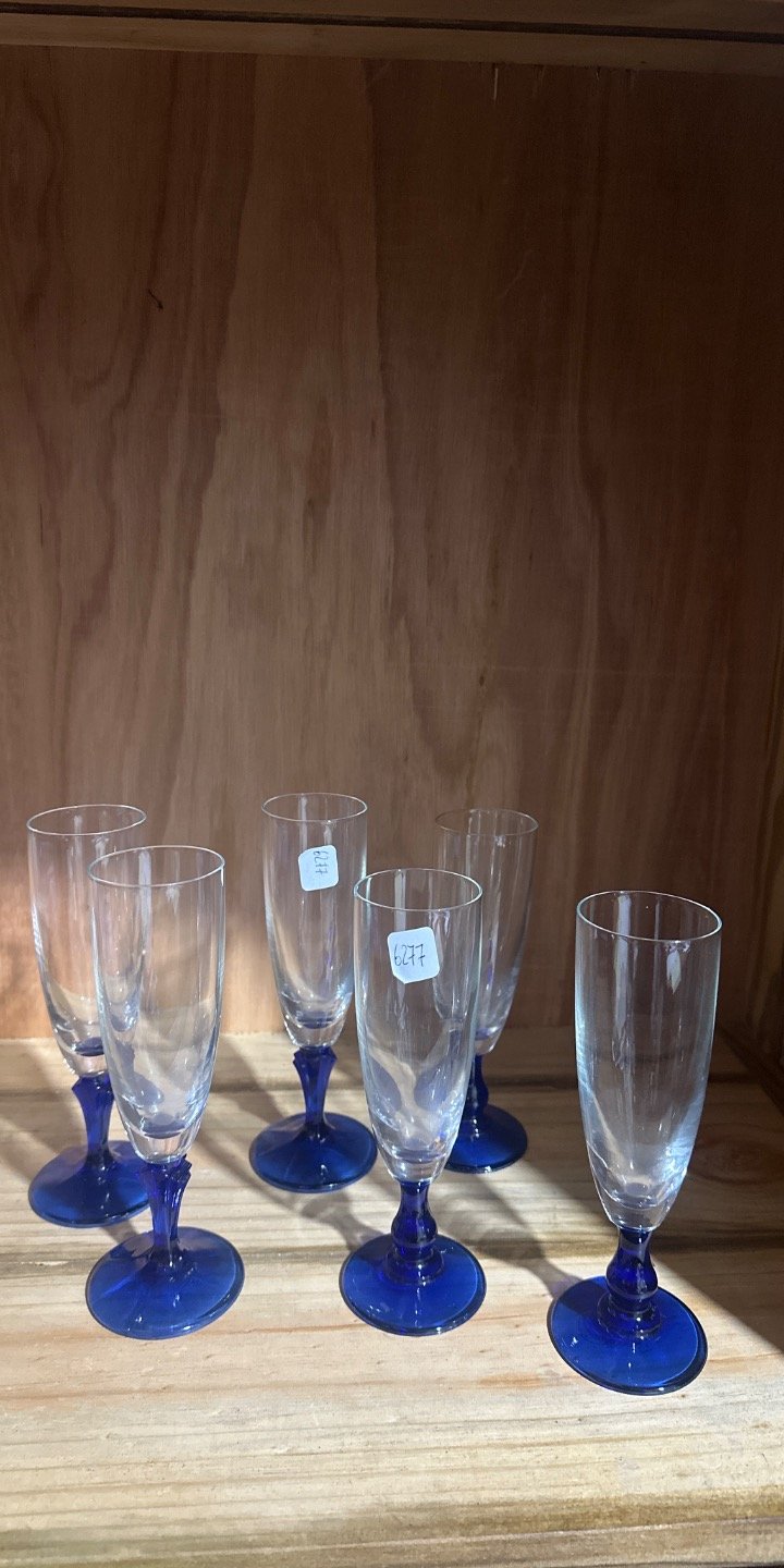 Juego de 6 Copas de Vidrio con Base Azul