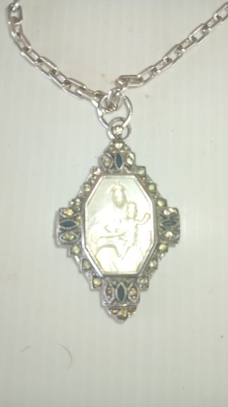 Colgante de plata con imagen de la Virgen del Huerto - imagen 2