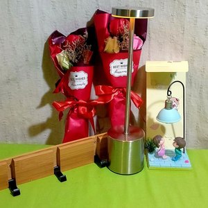 Lámpara Táctil Metálica de 3 Niveles de Luz con Perchero de Madera y Adornos - imagen 2