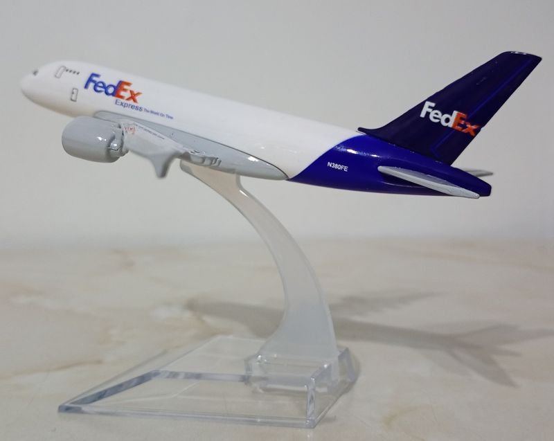 Avión Boeing 747 modelo de FedEx a escala - imagen 3