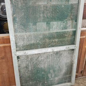 Lote siguiente: Lote: puerta bajo mesada y mosquitero marco madera