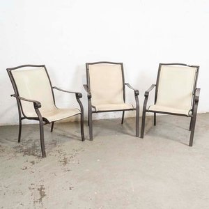 Lote siguiente: Tres Sillones Metálicos con Malla Sintética - Detalles de Pintura y Tapizado