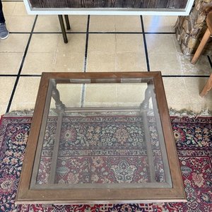 Lote siguiente: Mesa de Centro Cuadrada con Tapa de Vidrio y Patas Torneadas