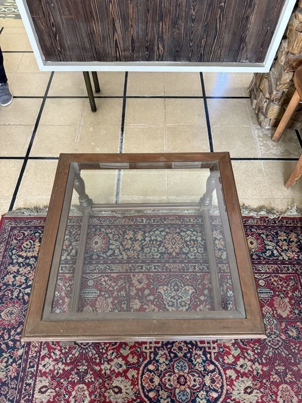 Mesa de Centro Cuadrada con Tapa de Vidrio y Patas Torneadas
