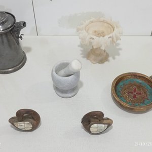 Lote de 6 piezas decorativas: cafetera de metal, mortero de mármol, centro de mesa, 2 cisnes y cuenco - imagen 6