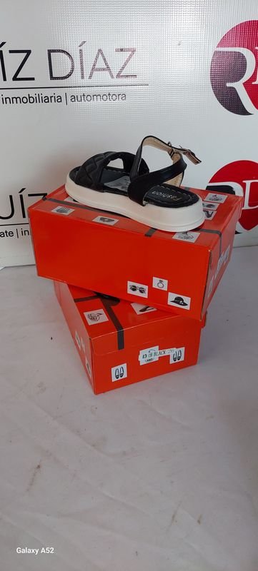 Lote siguiente: Calzado B20-2 Talle 27: Sandalias Negras de Cuerpo