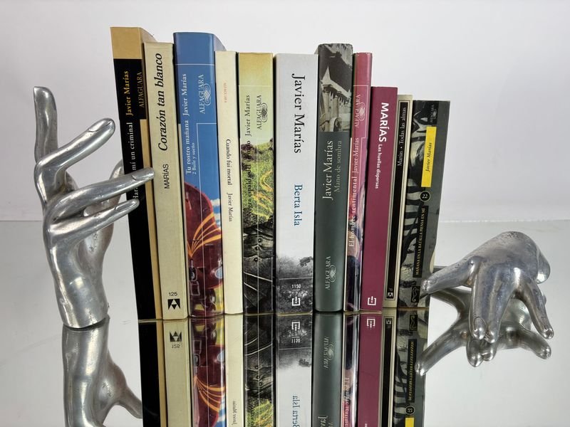 Lote siguiente: Colección de libros de Javier Marías - Novelas y ensayos