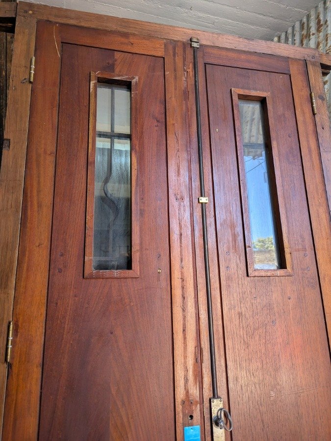 Puerta doble exterior en cedro con marco de pinotea - imagen 11