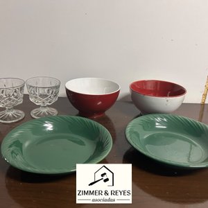 Lote siguiente: Set de Vajilla: 2 Platos Verdes, 2 Copas y 2 Bowls