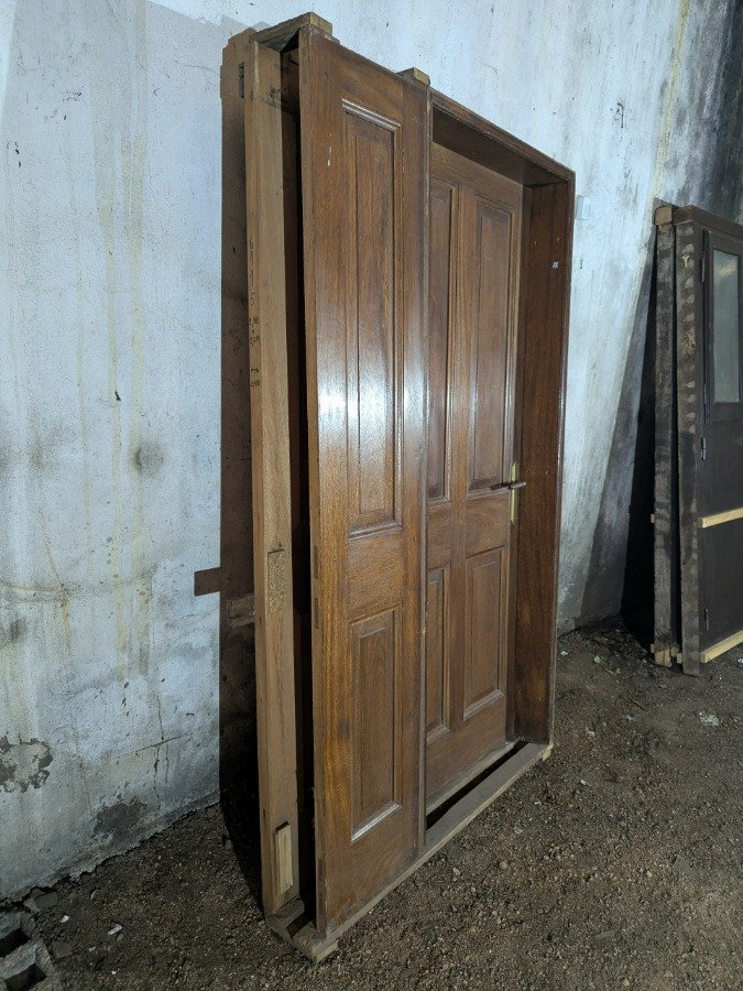 Puerta de entrada en cedro con marco y panel lateral - imagen 4