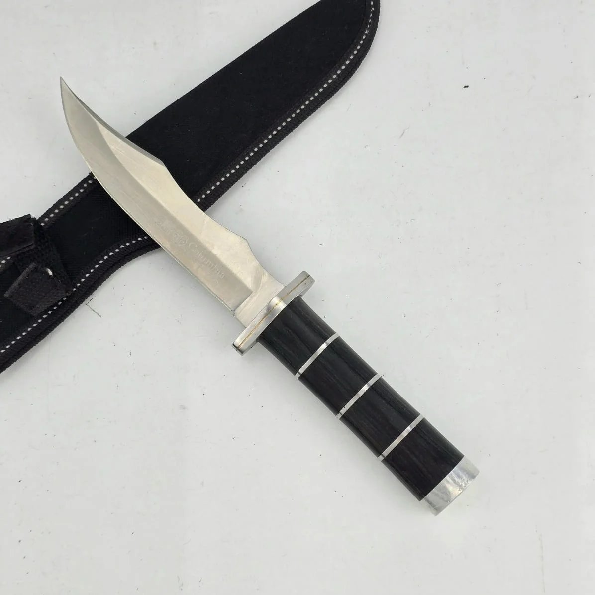 Cuchillo de caza con vaina y detalles en madera