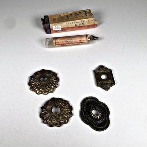 Lote anterior: Lote de 4 Placas de Bronce y Frasco de Cloruro de Etilo K.B.M.