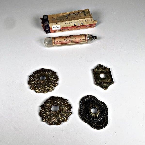 Lote de 4 Placas de Bronce y Frasco de Cloruro de Etilo K.B.M.