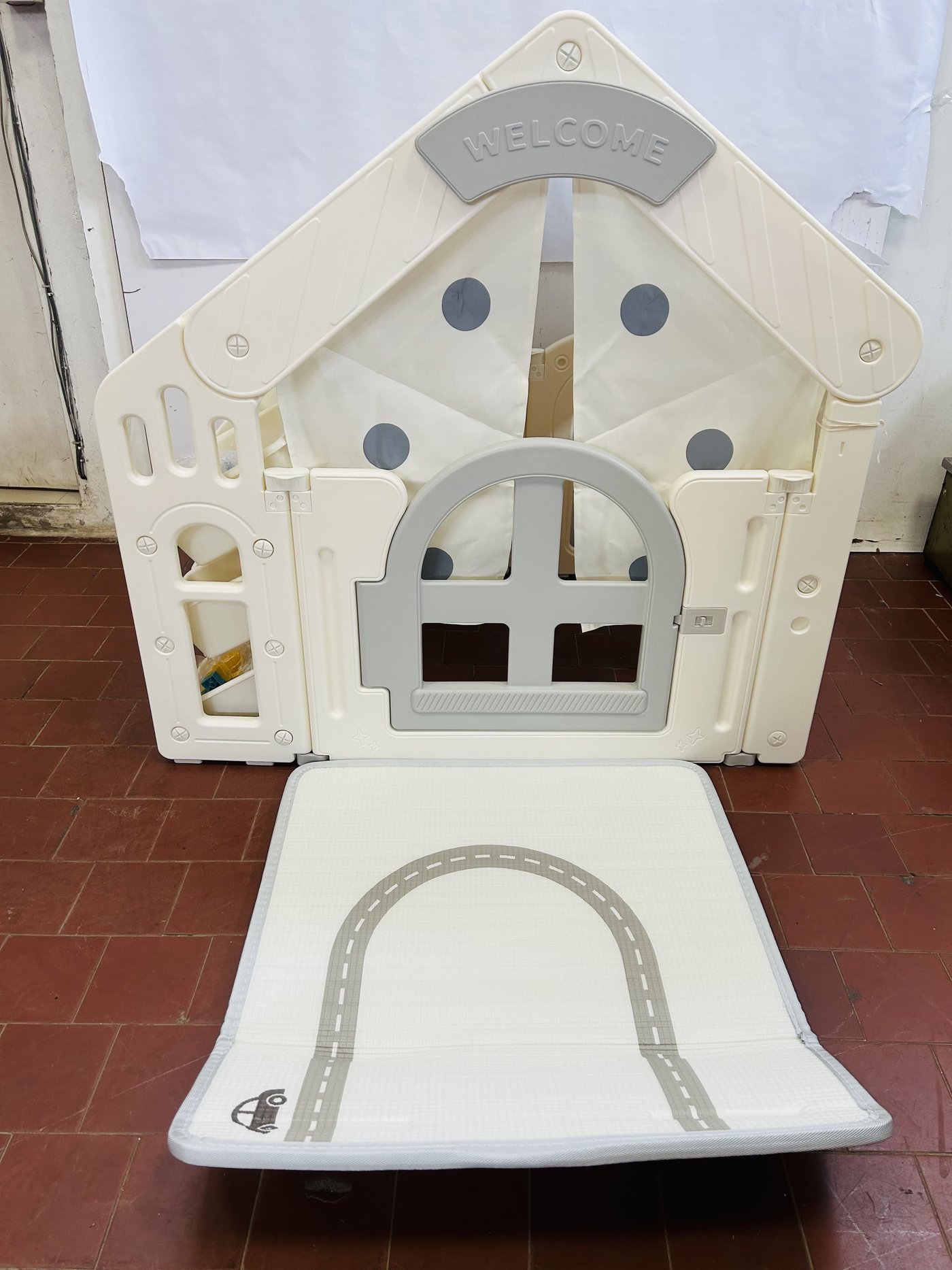 Casita de Juguetes Plástica Infantil con Alfombra de Juego