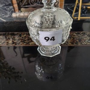 Lote siguiente: Caramelera Antigua de Vidrio Tallado con Tapa