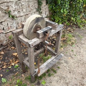 Piedra de Afilar Antigua con Soporte de Madera y Manivela - imagen 3