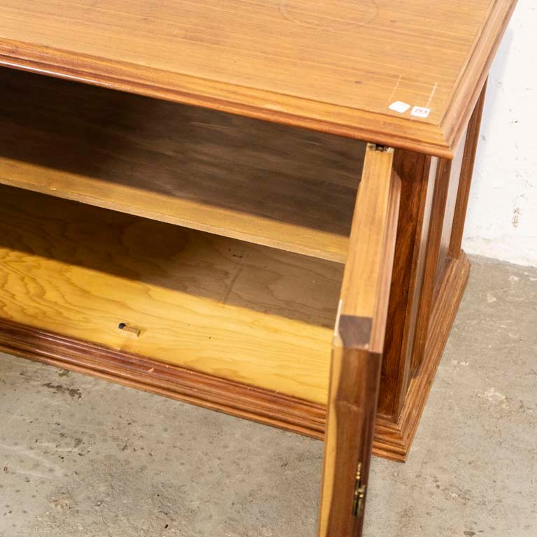 Mueble bajo de dos puertas en buen estado - imagen 3