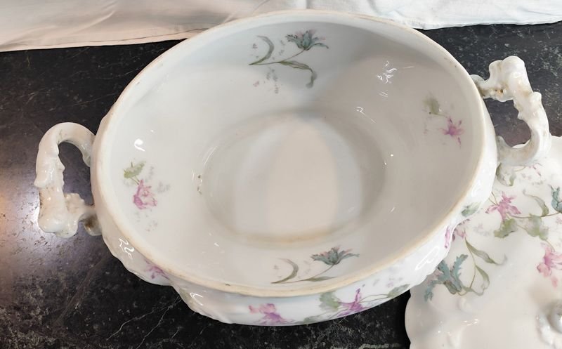 Linda sopera de porcelana francesa LIMOGES con diseño floral - imagen 3