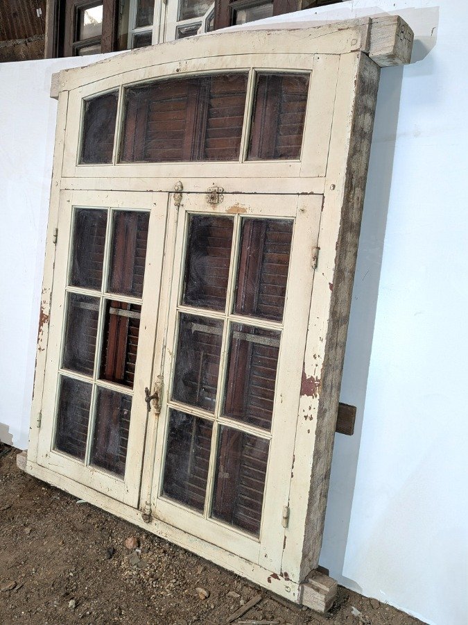Ventana con dos hojas batientes y postigos tipo celosías en cedro - imagen 4
