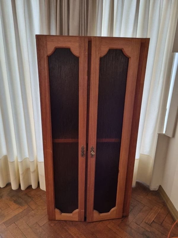 Vitrina Esbelta de Madera con Puertas de Vidrio Ahumado y Tiradores Metálicos
