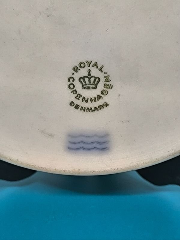 Platos de porcelana Biscuit Royal Copenhagen con relieve neoclásico - imagen 5