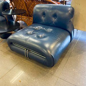 Par de Sillones de Cuero Azul con Mesa Auxiliar Negra - imagen 2