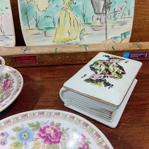 Juego de Café Incompleto con Fuentes Decorativas y Estuche de Cartas - imagen 4