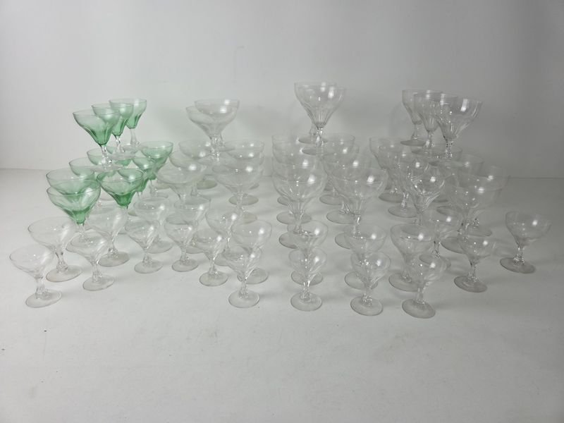 Lote siguiente: Juego de cristalería en finísimo cristal con copas de color verde