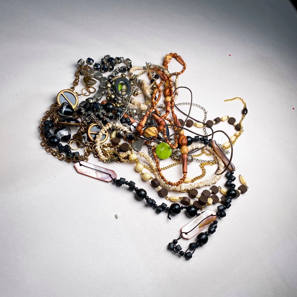 Lote siguiente: Collares de diferentes estilos y materiales